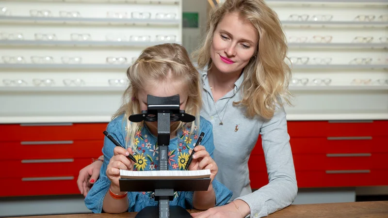 Lena Gronde mit blondem Mädchen bei der Kinder-Optometrie