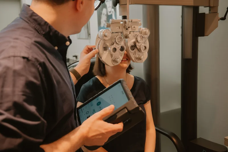 Augenoptikermeister Florian Waxenberger bei der Brillenglasbestimmung