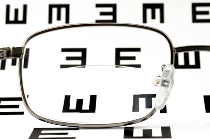 Eine Bifokalbrille korrigiert zwei Fehlsichtigkeiten aber ohne fließenden Übergang. 