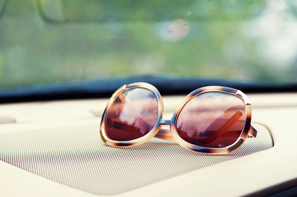 Darf die Sonnenbrille im Auto aufs Armaturenbrett? – News
