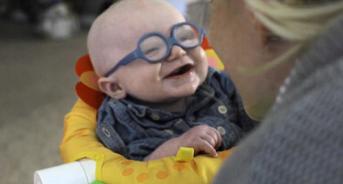  Baby Leopold Wilbur Reppond mit Brille